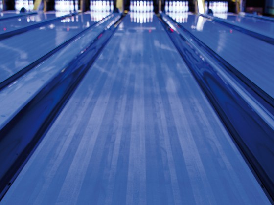 QubicaAMFBowling-QubicaAMF-lanes-spl-Select-full-surface-glow.jpg